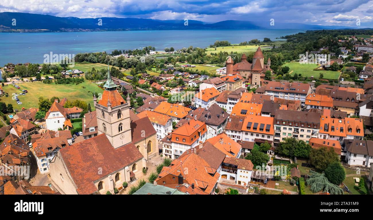 Luoghi panoramici della Svizzera. Estavayer-le-lac - affascinante villaggio tradizionale, lago Neuchatel. video aereo con drone del castello medievale. Cantone Friburgo Foto Stock