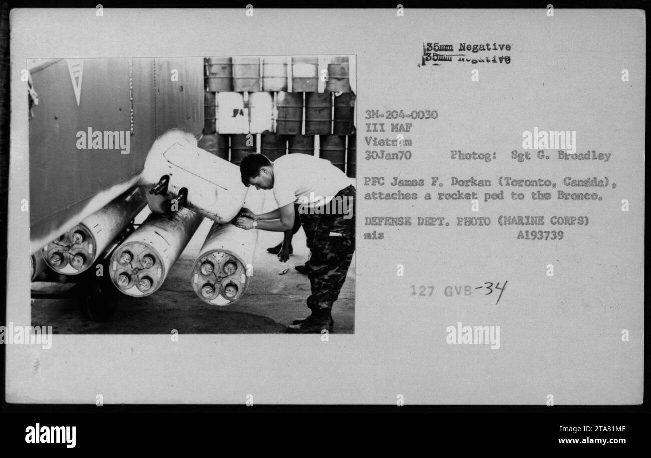 Il PFC James F. Dorkan di Toronto attacca un razzo ad un aereo Bronco in Vietnam il 30 gennaio 1970. L'immagine mostra le operazioni militari statunitensi durante la guerra del Vietnam ed è stata catturata dal sergente G. Broadley. Foto Stock
