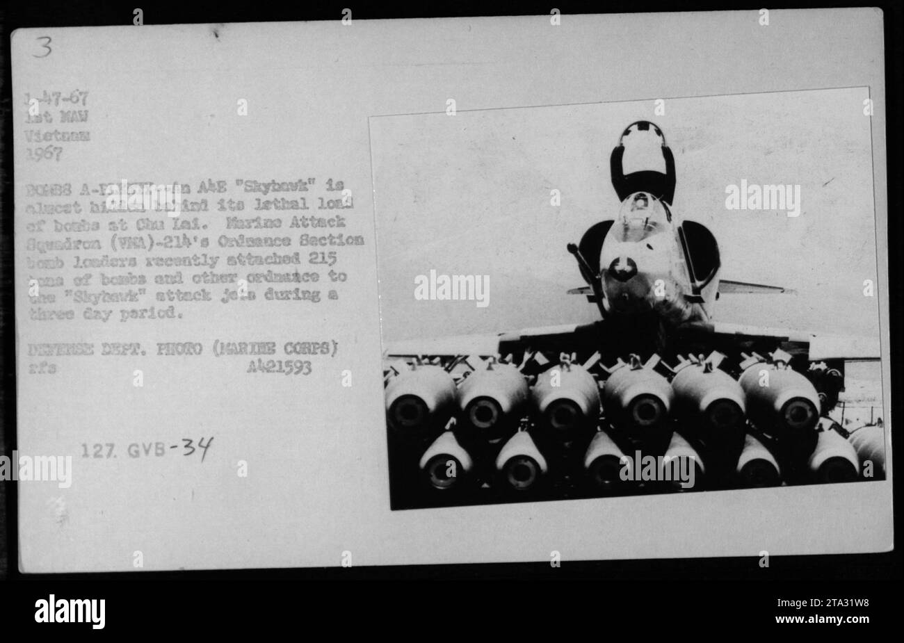 A Marine Attack Squadron (V) - 21 aerei "Skyhawk" a Chu Lai, 1967. L'aereo è caricato con una grande quantità di bombe e altri ordigni. Questa foto cattura gli sforzi della sezione degli ordigni dello squadrone, che ha recentemente attaccato 215 tonnellate di bombe durante un periodo di tre giorni. Foto Stock