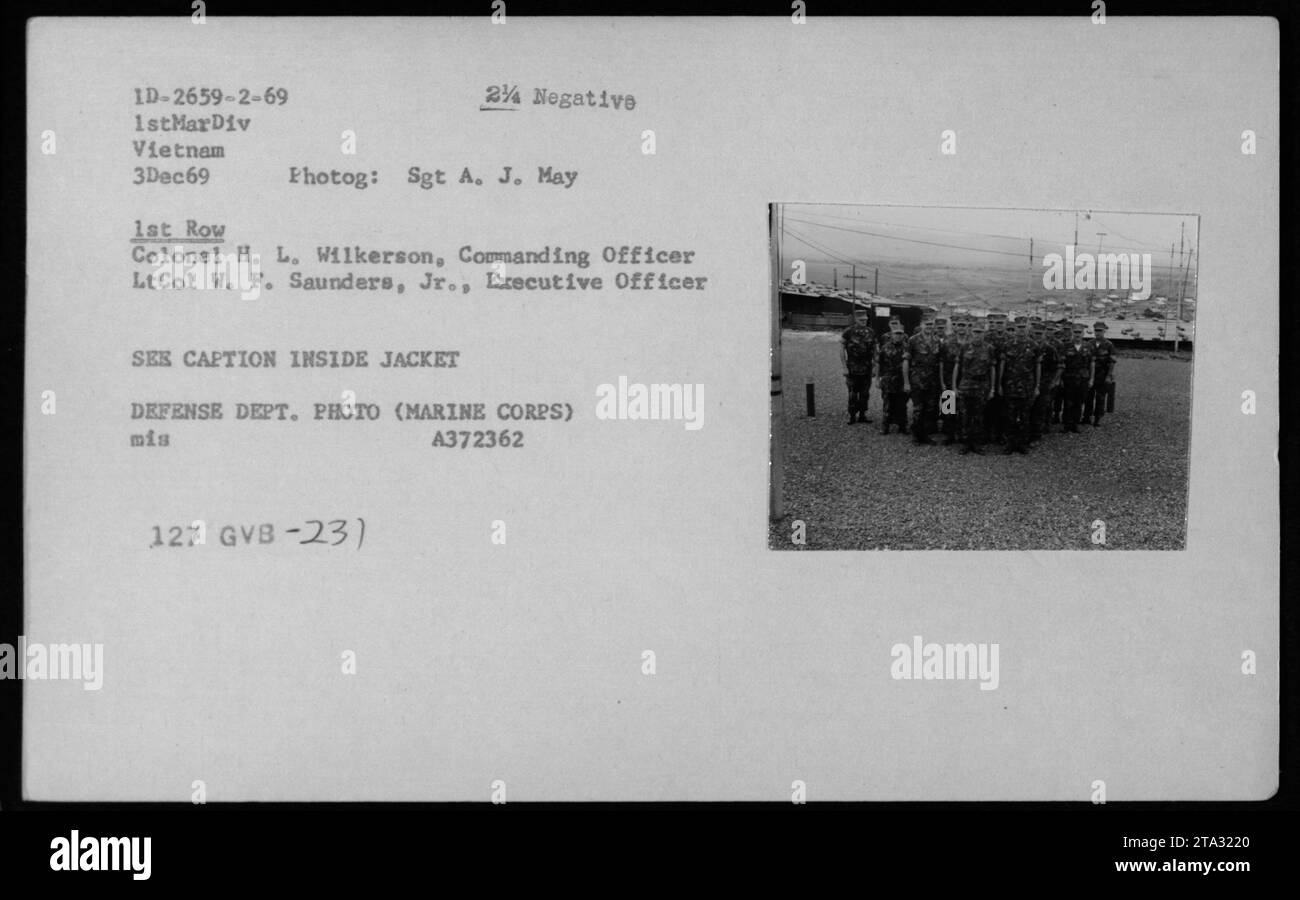 Il colonnello H.L. Wilkerson e il tenente colonnello W.F. Saunders Jr., comandanti e ufficiali esecutivi della 1st Marine Division, sono raffigurati in Vietnam il 3 dicembre 1969. Foto Stock