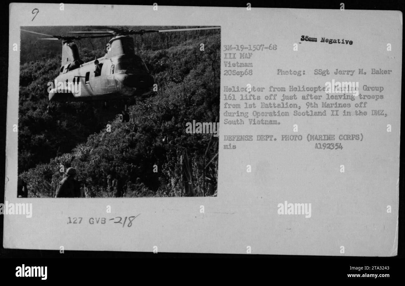 Il 20 settembre 1968, un elicottero CH-46 dell'Helicopter Marine Group 161 decolla dopo aver schierato truppe del 1st Battalion, 9th Marines durante l'operazione Scotland II nella DMZ, Vietnam del Sud. Foto Stock