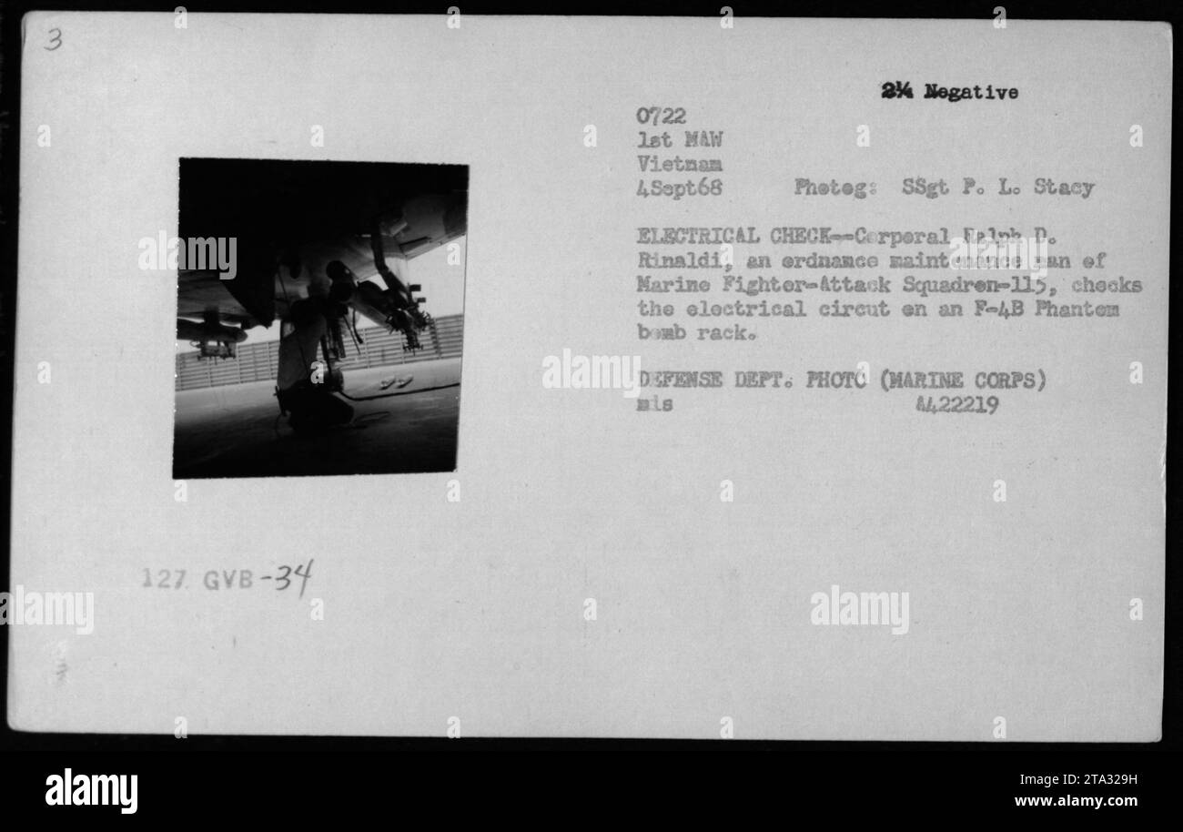 Il caporale Ralph D. Rinaldi esegue un controllo elettrico su un rastrelliere F-4B Phantom Bomb per il Marine Fighter-Attack Squadron-115 il 4 settembre 1968, evidenziando la manutenzione dell'ordigno durante la guerra del Vietnam. Foto Stock