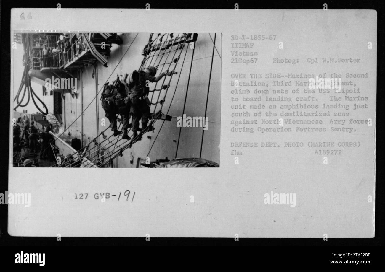 I marines del secondo battaglione, terzo Reggimento Marines, sono visti sbarcare la USS Tripoli per imbarcarsi sulle imbarcazioni da sbarco durante l'operazione Fortress Sentry il 21 settembre 1967. L'operazione prevedeva uno sbarco anfibio a sud della zona demilitarizzata per ingaggiare le forze dell'esercito nordvietnamita. Questa fotografia è stata scattata dal caporale W.M. Forter ed è tratta dalla collezione fotografica del corpo dei Marines del Dipartimento della difesa (A189272). Foto Stock