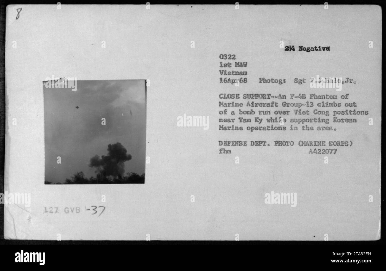 Un F-4B Phantom del Marine Aircraft Group-13 condusse un supporto aereo ravvicinato sulle posizioni dei Viet Cong vicino a Tam Ky il 16 aprile 1968, supportando le operazioni dei Marine coreani. Foto Stock