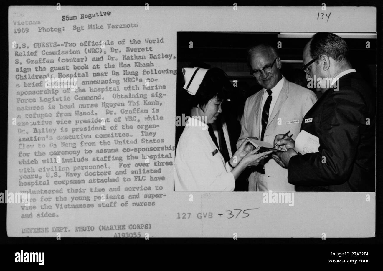Il Dr. Everett S. Graffam e il Dr. Nathan Bailey della World Relief Commission firmano il libro degli ospiti all'Hoa Khanh Children's Hospital vicino a da Nang nel 1969. L'ospedale, co-sponsorizzato dal WRC e dal Karine Force Logistic Command, è composto da personale civile e supervisionato da medici della Marina degli Stati Uniti e da corpi di polizia ospedalieri. Foto Stock
