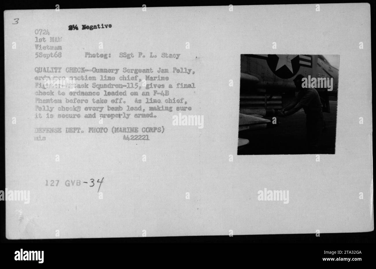 Il sergente Gunnery Jan Polly, capo della sezione degli ordigni della Marine Fighter-Attack Squadren-115, esegue un controllo finale sull'ordigno caricato su un F-4B Phantom prima del decollo. Come capo di linea, il sergente Polly si assicura che ogni bomba sia attaccata e armata correttamente. Foto del reparto difetti scattata il 5 settembre 1968. Foto Stock