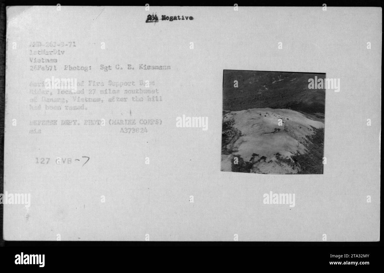 Colpo aereo di Fire Support base Rider, situato 27 miglia a sud-ovest di da Nang, Vietnam, dopo che la collina era stata rasa al suolo. La foto è stata scattata il 26 febbraio 1971 dal sergente C. E. Kissmann. È una foto del Dipartimento della difesa (corpo dei Marines) etichettata A373824 127 GVB-7. Foto Stock