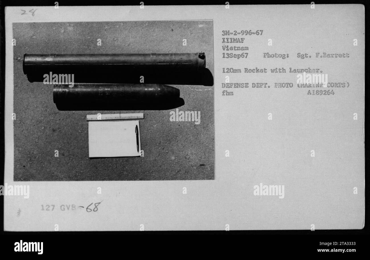 I Marines ispezionano le armi catturate durante la guerra del Vietnam. Questa immagine, scattata il 13 settembre 1967, mostra un razzo da 120 mm con lanciatore che è stato sequestrato dai Marines. La fotografia, catturata dal sergente F. Barrett, fa luce sulle attività militari e sulle operazioni durante il conflitto. Foto Stock