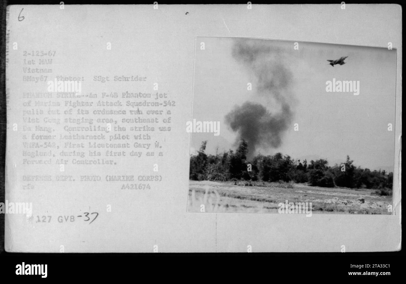 L'8 maggio 1967, un F-4 Phantom del Marine Fighter Attack Squadron-542 sganciò l'ordigno su un'area di sosta dei Viet Cong nel sud-est di da Nang. Il primo tenente Gary W. Hoglund servì come Forward Air Controller. Foto Stock