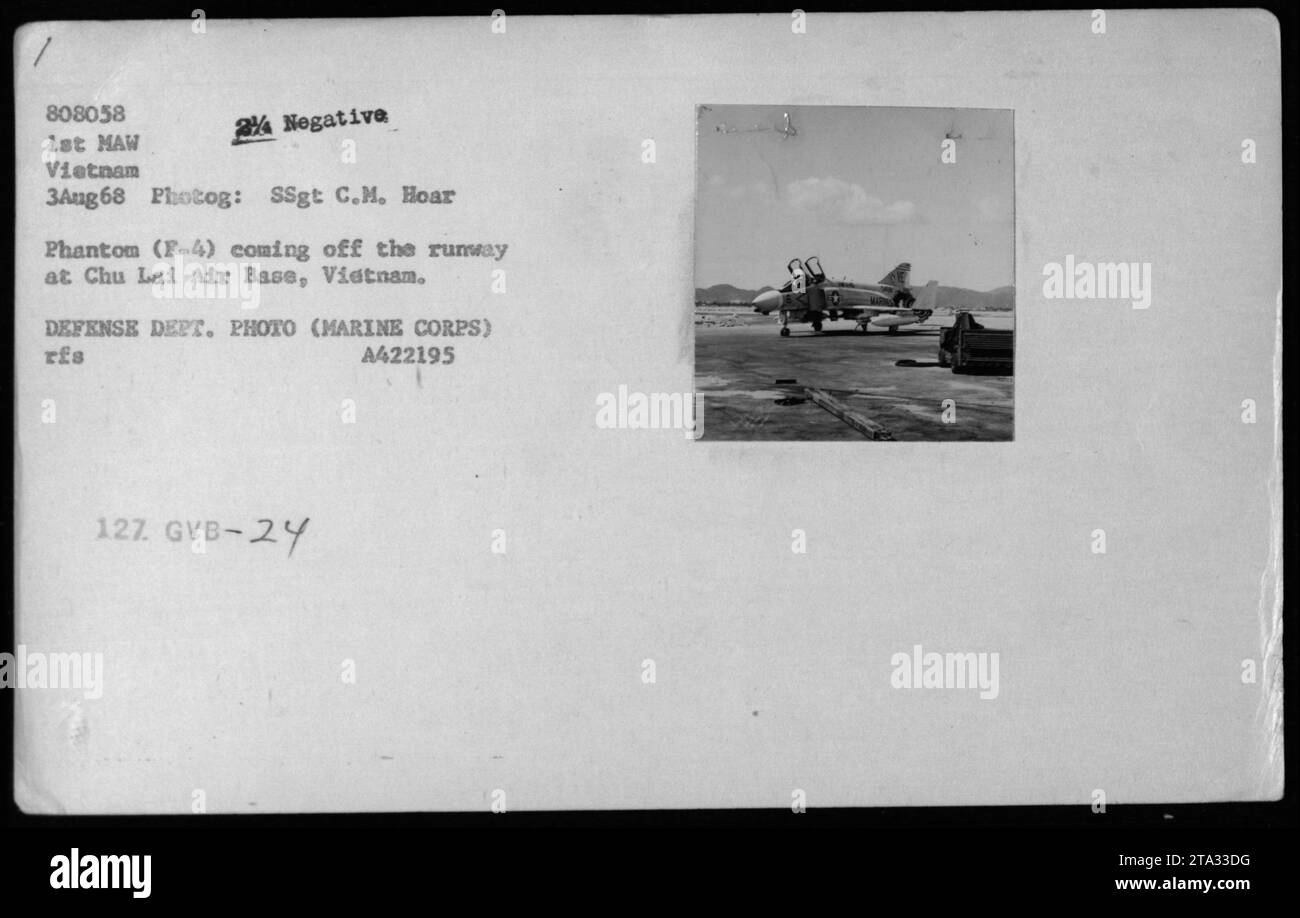 Un F-4 Phantom atterrò alla base aerea di Chu Lai in Vietnam il 3 agosto 1968. Questa foto è stata scattata dalla SSgt C.M. Hoar. Il velivolo reca le marcature del VMF 115, appartenente al 1st MAW (First Marine Aircraft Wing) in Vietnam. Fonte immagine: Foto del Dipartimento della difesa (corpo dei Marines) rfs 127. GVB-24 A422195. Foto Stock