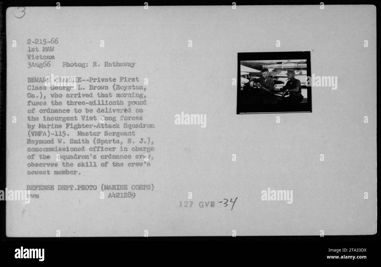 Il 3 agosto 1966, il PFC. George L. Brown fuse i tre milionesimi di libbre di ordigni per la consegna da parte del Marine Fighter Attack Squadron VMFA-115, mentre il Master Sgt. Raymond W. Smith osservava. Foto del Dipartimento della difesa. Foto Stock