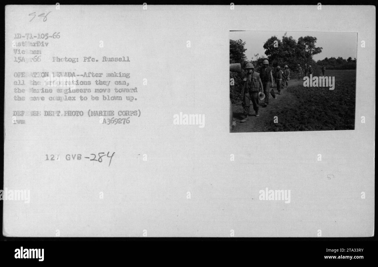 Gli ingegneri marini avanzano verso un complesso di grotte per preparare la demolizione durante l'operazione Levada il 15 aprile 1966, come parte delle operazioni militari statunitensi in Vietnam. Foto Stock