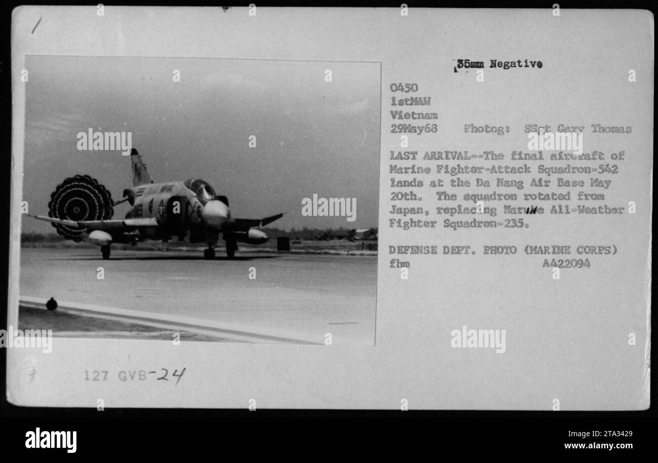 L'ultimo velivolo del Marine Fighter-Attack Squadron-542 atterra alla da Nang Air base il 20 maggio 1968, sostituendo il Marine All-Weather Fighter Squadron-235, dopo aver ruotato dal Giappone al Vietnam, fotografato dall'SSgt Gary Thomas. Foto Stock
