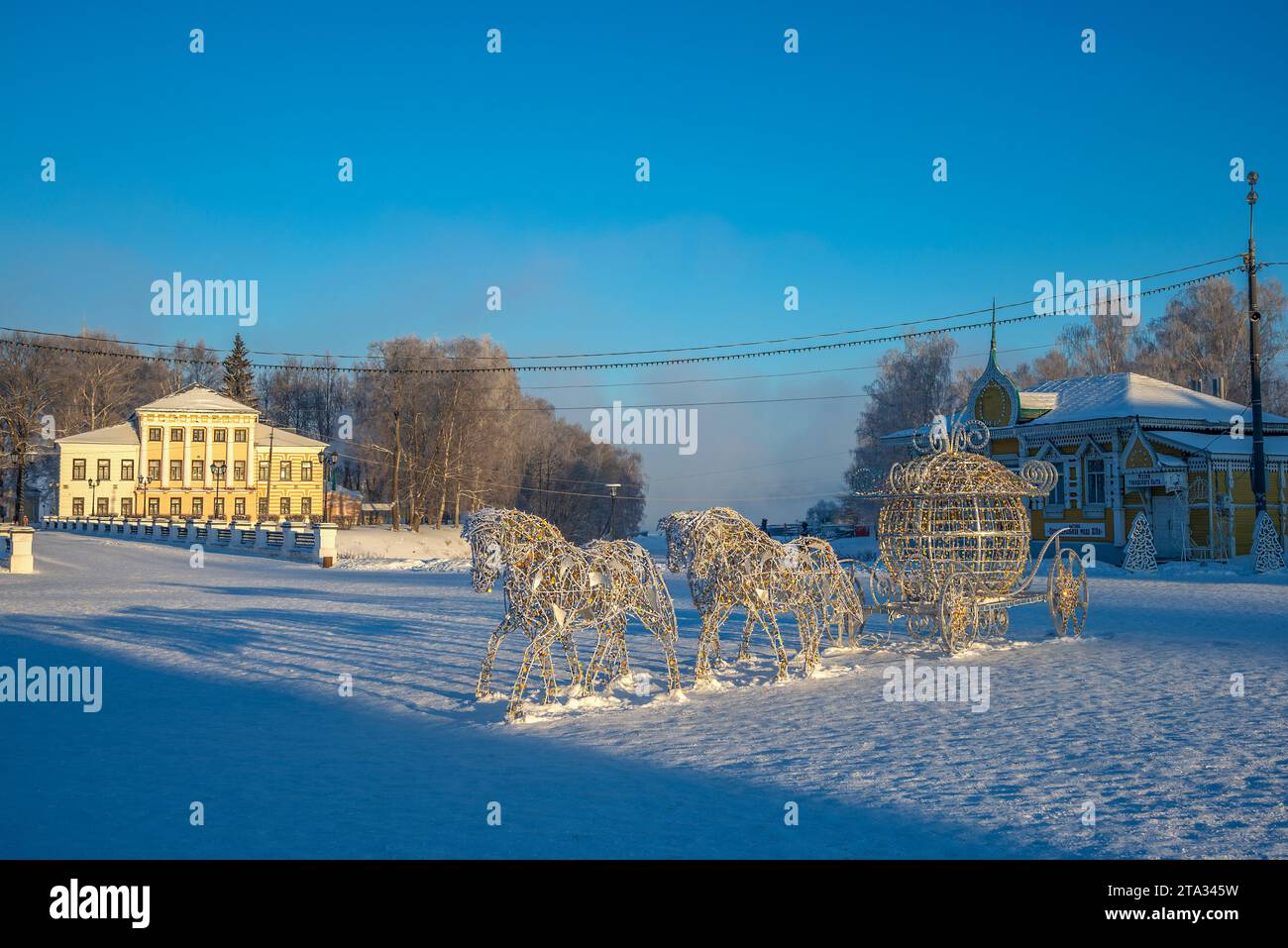 UGLICH, RUSSIA - 7 GENNAIO 2023: Installazione di Capodanno sulla piazza centrale. Uglich, regione di Yaroslavl, Russia Foto Stock