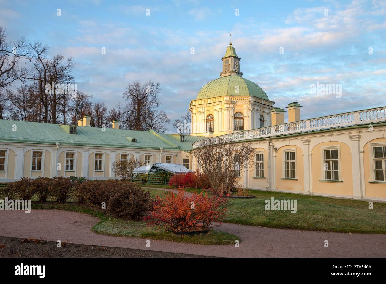 LOMONOSOV, RUSSIA - 19 NOVEMBRE 2023: Alle mura del grande Palazzo Menshikov. Oranienbaum, Russia Foto Stock