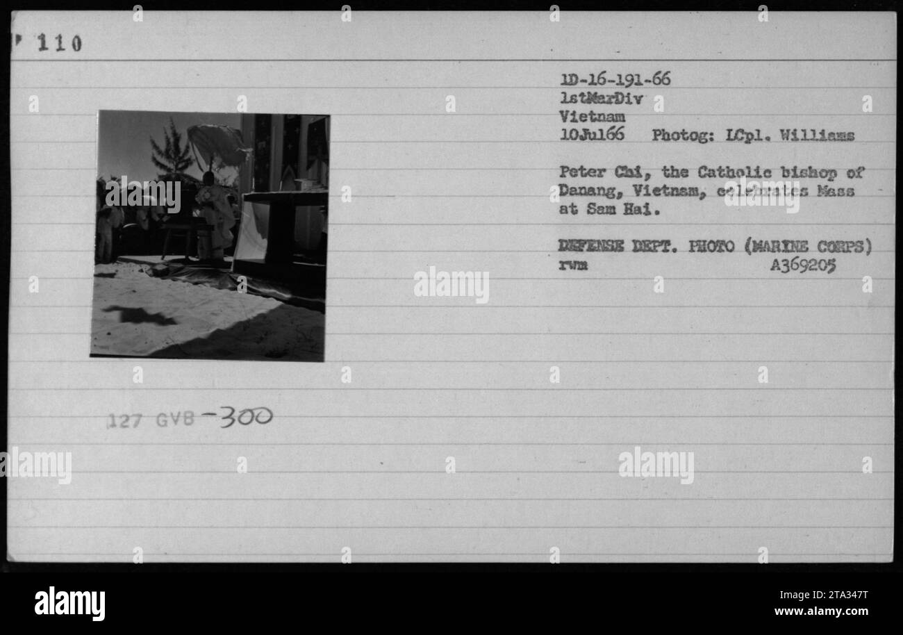Il 10 luglio 1966, il vescovo cattolico Peter chi di Danang ha celebrato la messa a Sam hai in Vietnam durante la guerra del Vietnam, fornendo servizi religiosi alle truppe americane e alle comunità locali. Foto Stock