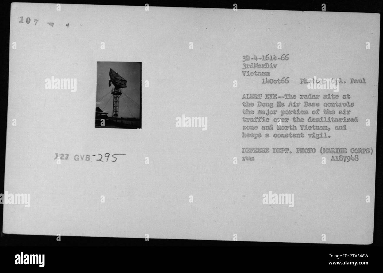 I Marines della base aerea di Dong ha gestiscono un sito radar, essenziale per controllare il traffico aereo sulla zona smilitarizzata e sul Vietnam del Nord durante il 14 ottobre 1966. Questa foto cattura la supervisione vigile dei Marines e il monitoraggio costante del sistema radar in Vietnam. Foto Stock
