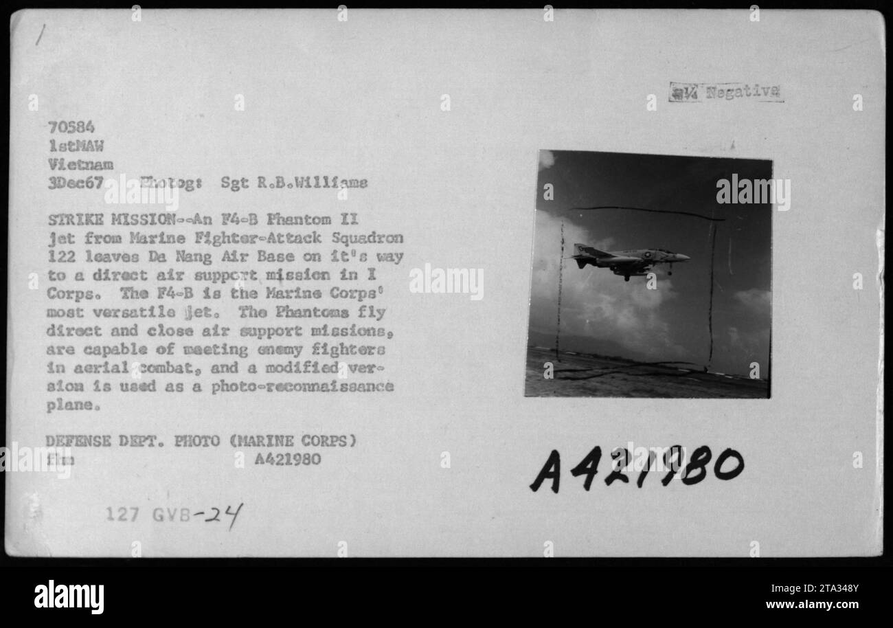 Il 3 dicembre 1967, un F4-B Phantom II del Marine Fighter-Attack Squadron 122 partì dalla da Nang Air base per una missione di supporto aereo diretto nel i Corps, in Vietnam. Il jet eseguì combattimenti aerei, supporto aereo ravvicinato e compiti di ricognizione. Foto del sergente R.B. Williams. Foto Stock