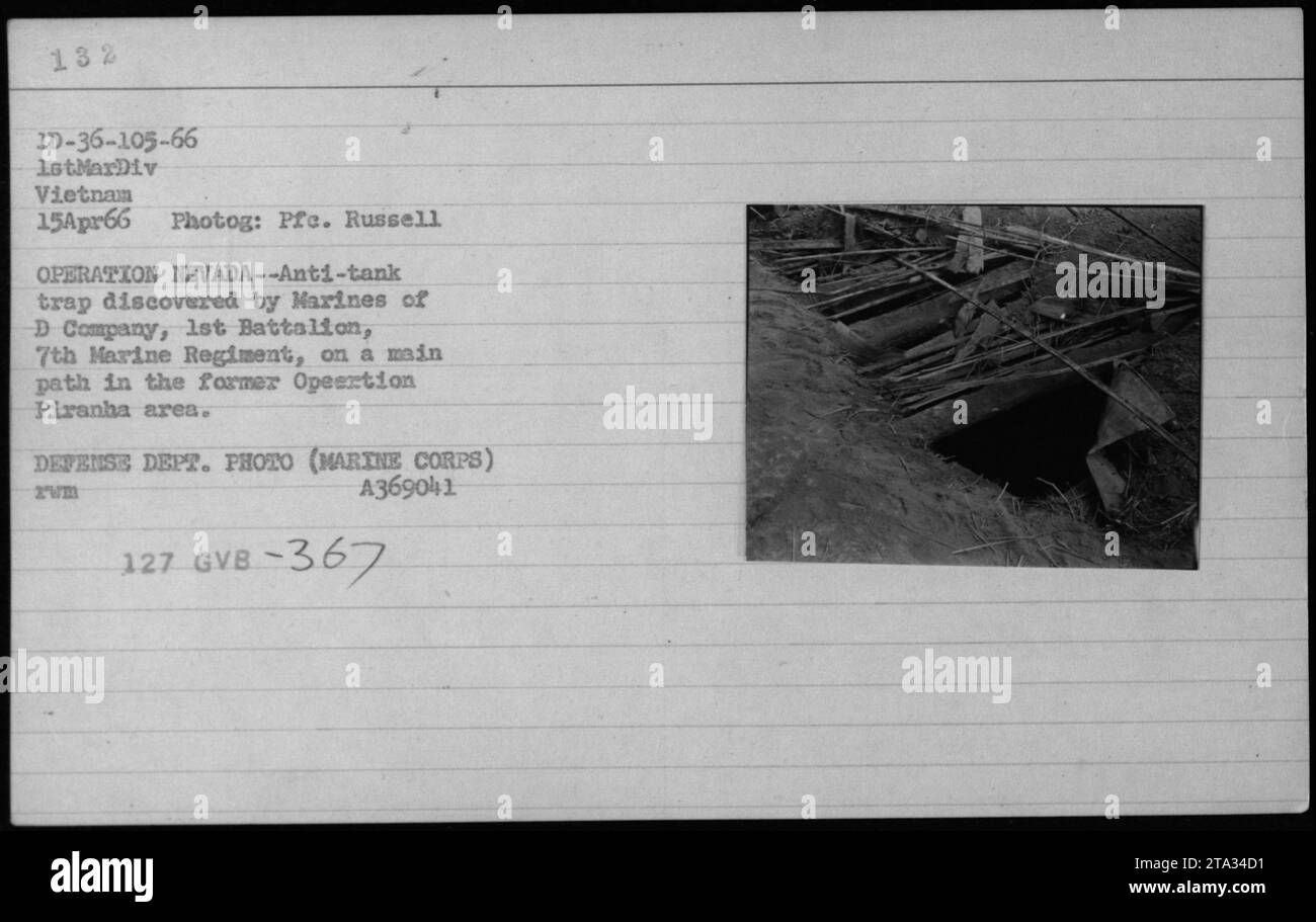 Il 15 aprile 1966, i Marines del 1st Battalion, 7th Marine Regiment scoprirono una trappola anticarro nell'ex area dell'operazione Piranha in Vietnam durante l'operazione Nevada. La fotografia è stata scattata da PFC. Russell. Foto Stock