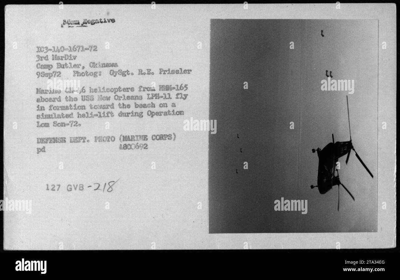 Una formazione di elicotteri CH-46 dall'H-165 a bordo della USS New Orleans LPH-11, che volano verso la spiaggia durante un'operazione simulata di elicottero chiamata operazione Lom Son-72. Questa foto è stata scattata il 9 settembre 1972 a Camp Butler, Okinava da CySgt. R.E. Priseler. È una foto ufficiale del Dipartimento della difesa (corpo dei Marines) identificata come IC3-140-1671-72. Foto Stock