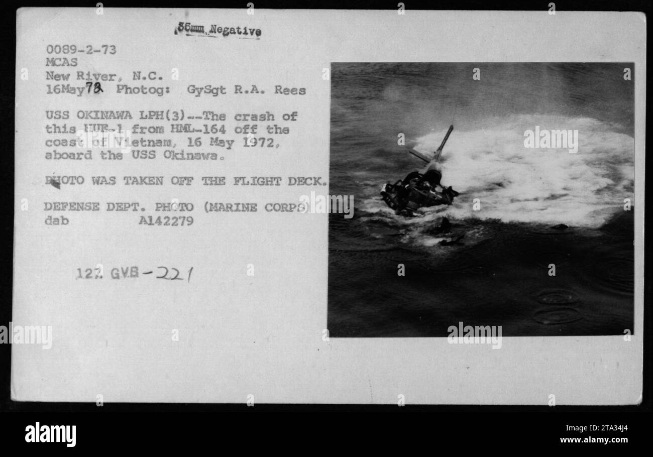 Un elicottero UH-1 dello squadrone HML-164 si schiantò al largo delle coste del Vietnam il 16 maggio 1972, mentre era a bordo della USS Okinawa. La foto cattura l'incidente dal ponte di volo della USS Okinawa. Questa immagine è stata scattata il 16 maggio 1972 ed è stata documentata da GySgt R.A. Rees del corpo dei Marines degli Stati Uniti. Foto Stock