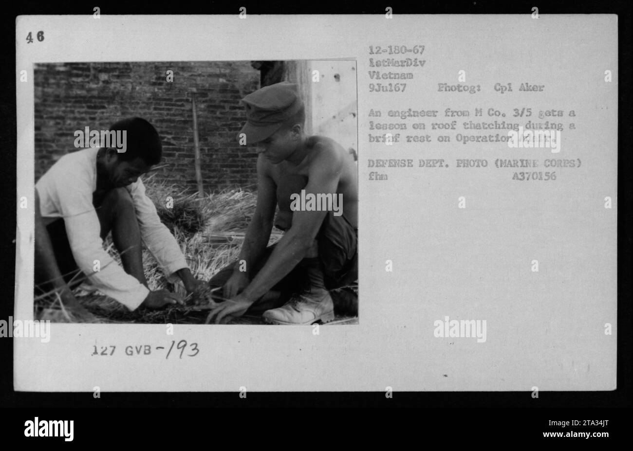 Un ingegnere di M Co. 3/5 apprende informazioni sul trituramento del tetto durante una pausa sull'operazione Adair, Vietnam, 9 luglio 1967. Foto scattata da Cpl Aker. Foto Stock