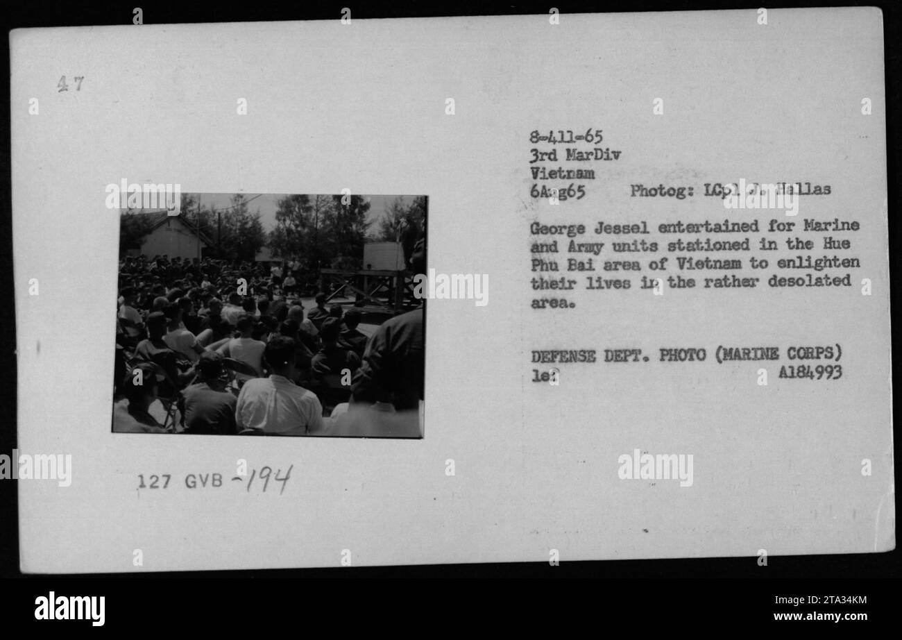 Gli animatori Martha Raye, il tenente comandante Glenn Ford e Bob Hope eseguono uno spettacolo per le truppe militari americane di stanza nella zona di Hue Phu Bai in Vietnam il 6 agosto 1965. L'evento è stato organizzato per elevare lo spirito dei soldati nella regione isolata. La fotografia è stata scattata da LCpl J. Hallas ed è archiviata dal Dipartimento della difesa degli Stati Uniti. Foto Stock