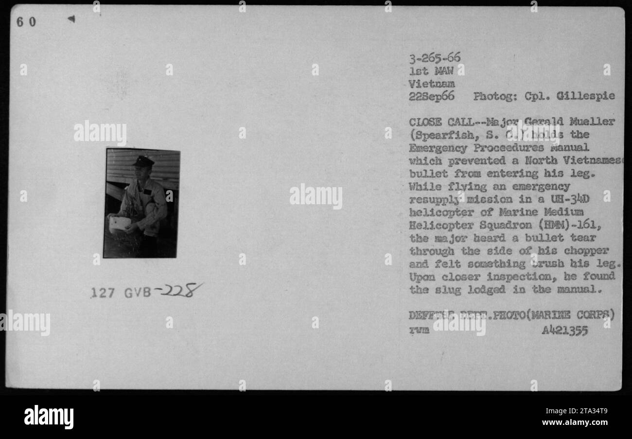 Il 22 settembre 1966, il pilota di marina maggiore Gerald Mueller evitò di ferirsi per poco quando un proiettile nordvietnamita perforò il suo elicottero UH-34D ma fu fermato dal Emergency Procedures Manual durante una missione di rifornimento in Vietnam. Foto Stock
