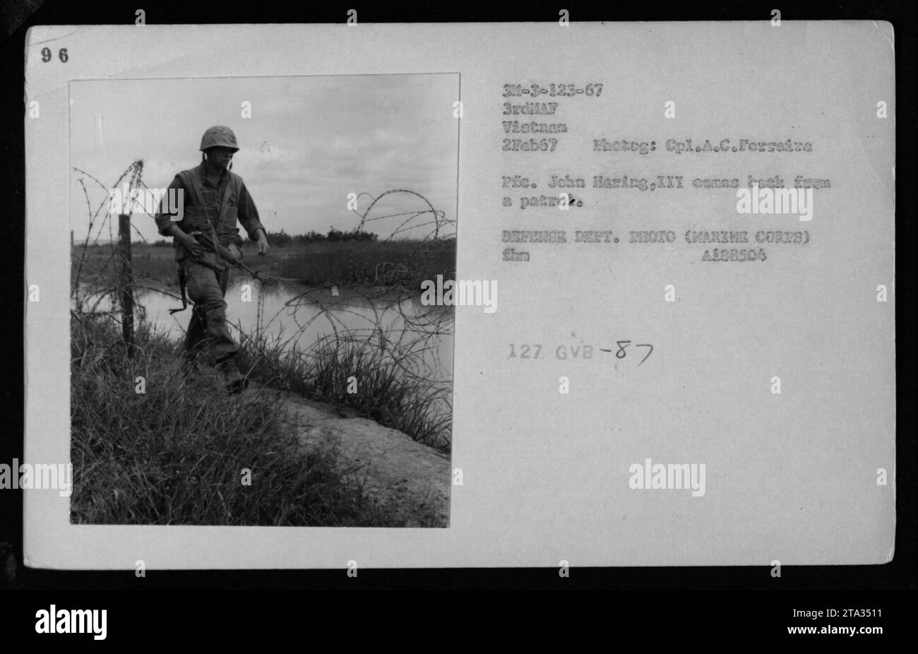 Il soldato John Haring III torna dalla pattuglia durante le operazioni di combattimento in Vietnam il 2 febbraio 1967, fotografato dal Cpl A.C. Ferreira per il Dipartimento della difesa. Foto Stock