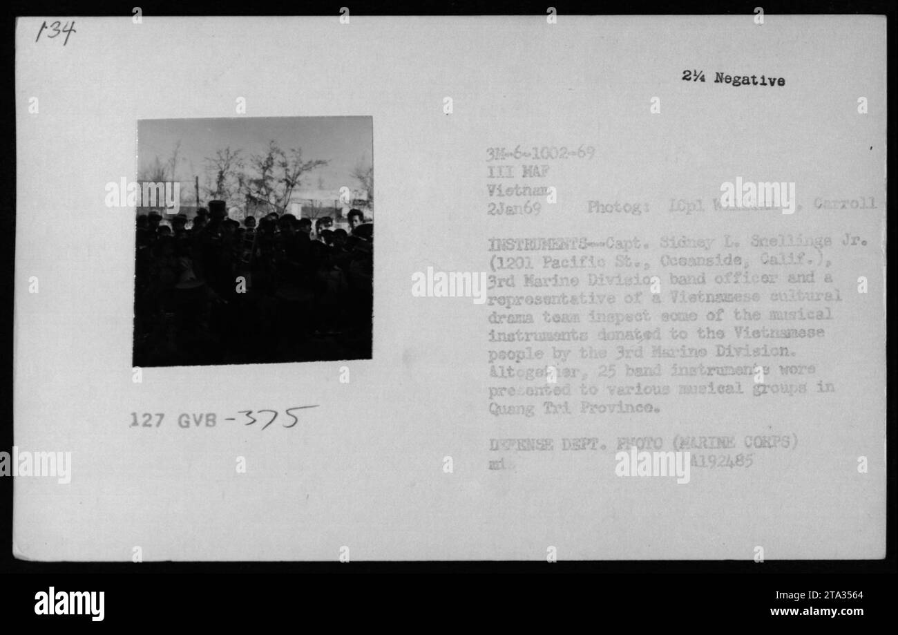 Il capitano Sidney L. Stellings Jr., ufficiale di banda della 3rd Marine Division, ispeziona 25 strumenti musicali donati a gruppi musicali vietnamiti nella provincia di Quang Tri il 2 gennaio 1969. Foto Stock