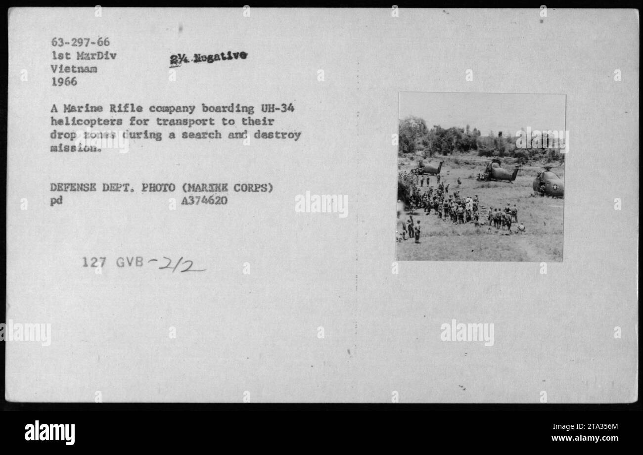 I Marines della 1st Marine Division imbarcarono elicotteri UH-34 nel 1966 per una missione di ricerca e distruzione in Vietnam. L'immagine mostra i soldati che si preparano ad essere trasportati in aereo nelle aree designate. Fotografato dal Dipartimento della difesa, cattura le attività operative dei Marines durante la guerra del Vietnam. Foto Stock