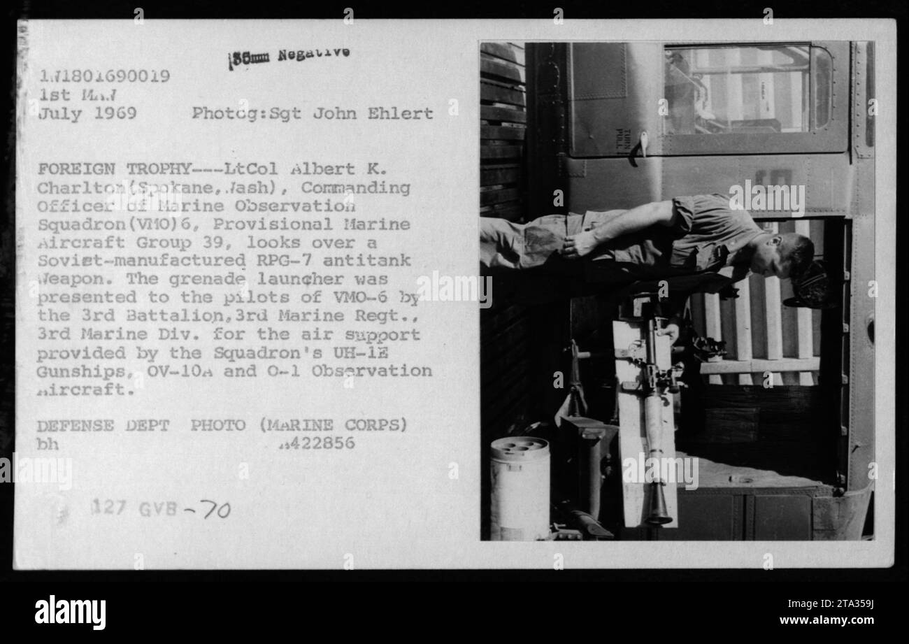 Il tenente colonnello Albert K. Charlton, comandante del Marine Observation Squadron (V10) 6, ispeziona un'arma antitarica RPG-7 di fabbricazione sovietica catturata nel luglio 1969. Il lanciagranate fu donato al VMO-6 dal 3rd Battalion, 3rd Marine Regiment, 3rd Marine Division come segno di apprezzamento per il supporto aereo dello Squadron utilizzando cannoniere UH-1E, OV-10A e 0-1 Observation Aircraft. FOTO DEL DIPARTIMENTO DELLA DIFESA (CORPO MARINO) BH 1422856 127 GVB-70 Foto Stock