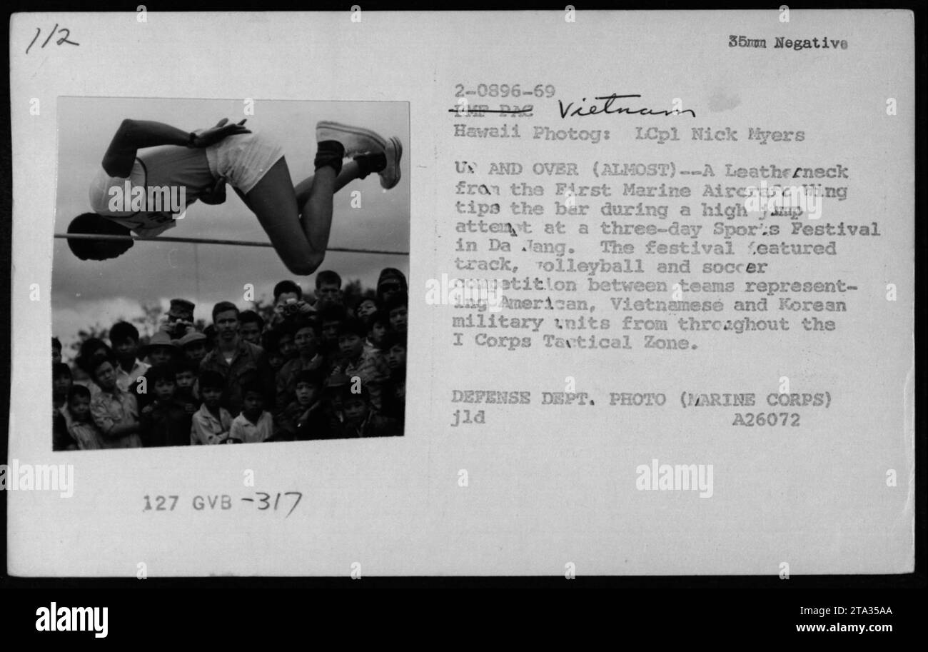 Membro della Marine Corp del primo Marine Aircraft Wing che partecipa a un tentativo di salto in alto durante un festival sportivo di tre giorni a da Nang. Il festival includeva gare di atletica leggera, pallavolo e calcio tra squadre che rappresentavano unità militari americane, vietnamite e coreane nella i Corps Tactical zone. Fotografia di LCpl Nick Myers. Foto Stock