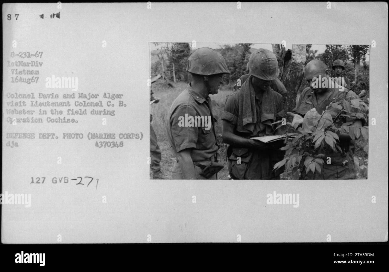 Ufficiali e funzionari di alto rango, tra cui Hubert Humphrey, il generale William Westmoreland e il senatore Harry F Byrd, sono visti in questa fotografia scattata il 16 agosto 1967. L'immagine mostra il colonnello Davis e il maggiore Alger in visita al tenente colonnello C. B. Webster durante l'operazione Cochise in Vietnam. La foto fa parte della collezione del Dipartimento della difesa. Foto Stock