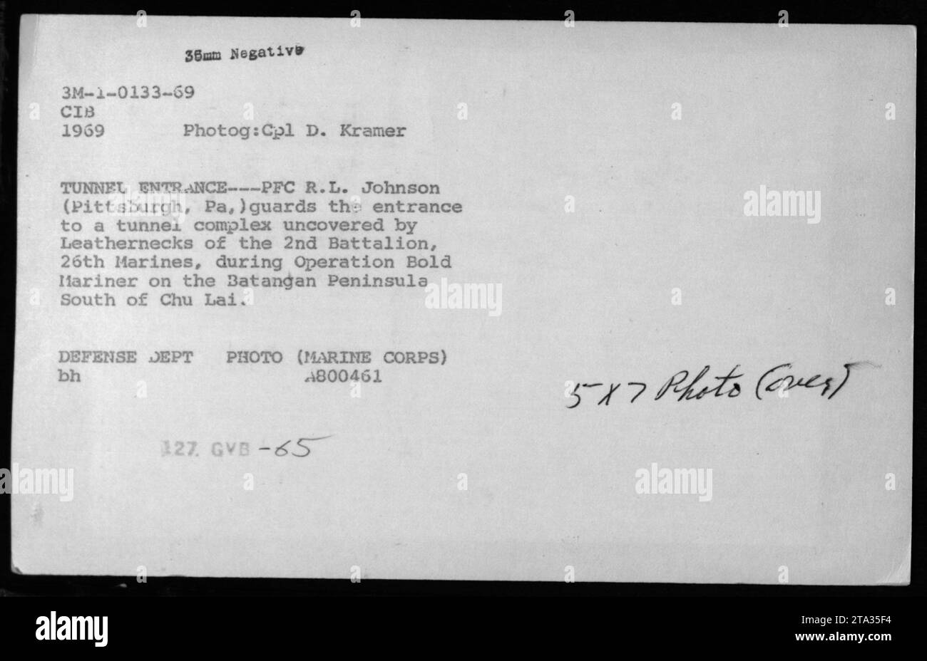 Il PFC R.L. Johnson controlla un complesso di tunnel scoperto dal 2nd Battalion, 26th Marines durante l'operazione Bold Mariner sulla Penisola di Batangan, a sud di Chu Lai, Vietnam, nel 1969. Foto Stock