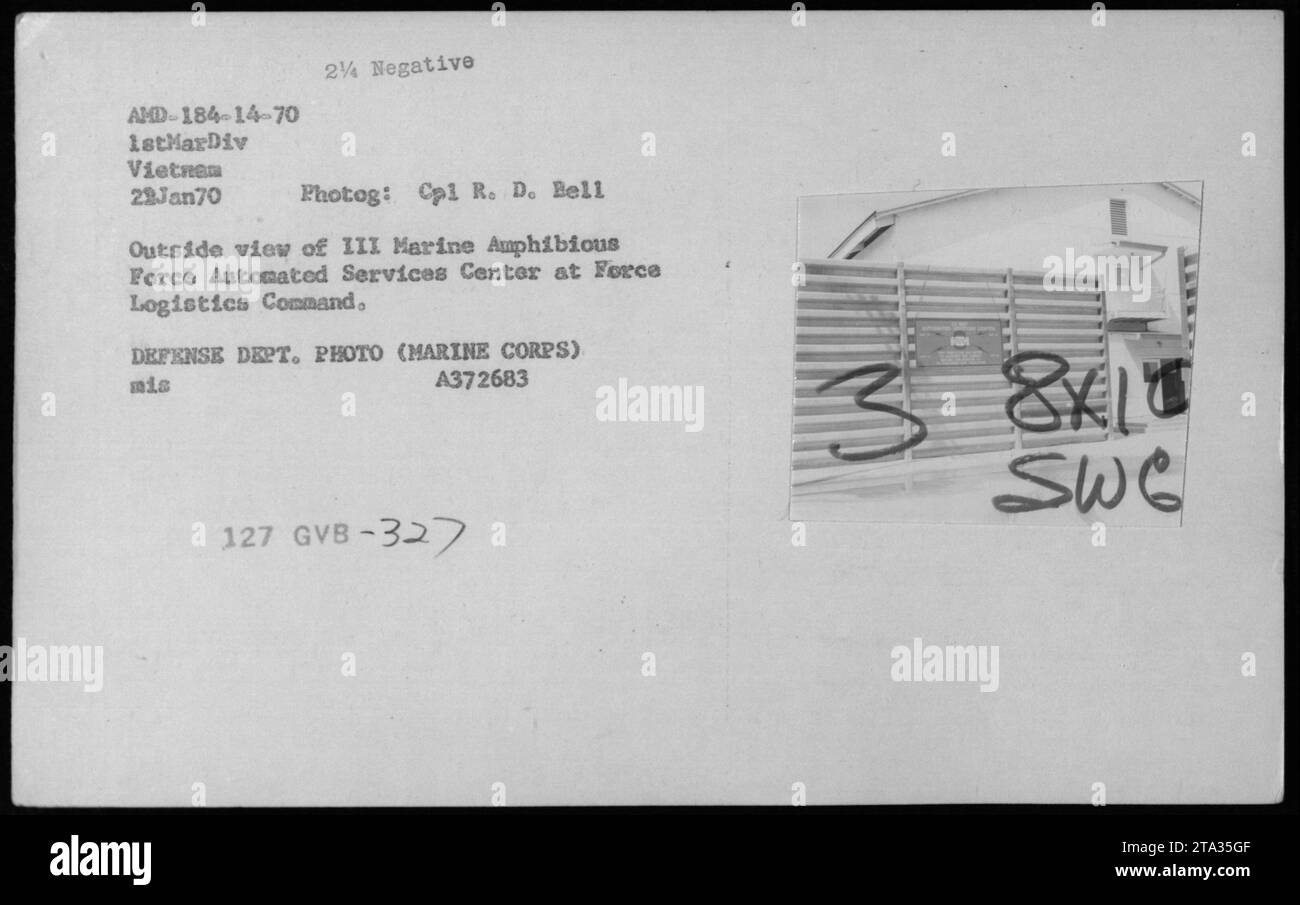 Vista esterna del III Marine Amphibious Force Automated Services Center in Force Logistics Command, 21 gennaio 1970. La fotografia mostra edifici e bunker americani e vietnamiti. Fotografia: CPL R. D. Bell. DIPARTIMENTO DIFESA FOTO (CORPO MARINO) MIC A372683. Foto Stock