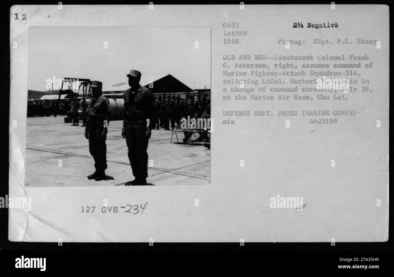 Nel 1968, il tenente colonnello Frank C. Fetersen assume il comando dello Squadrone d'attacco dei Marine Fighter-Attack Squadron-314 dal tenente colonnello Herbert V. Lundin durante una cerimonia di cambio di comando presso la base aerea dei Marine, Chu Lai. L'evento è stato fotografato da SSgt. P.L. Stacy e documentato dal Dipartimento della difesa. Foto Stock