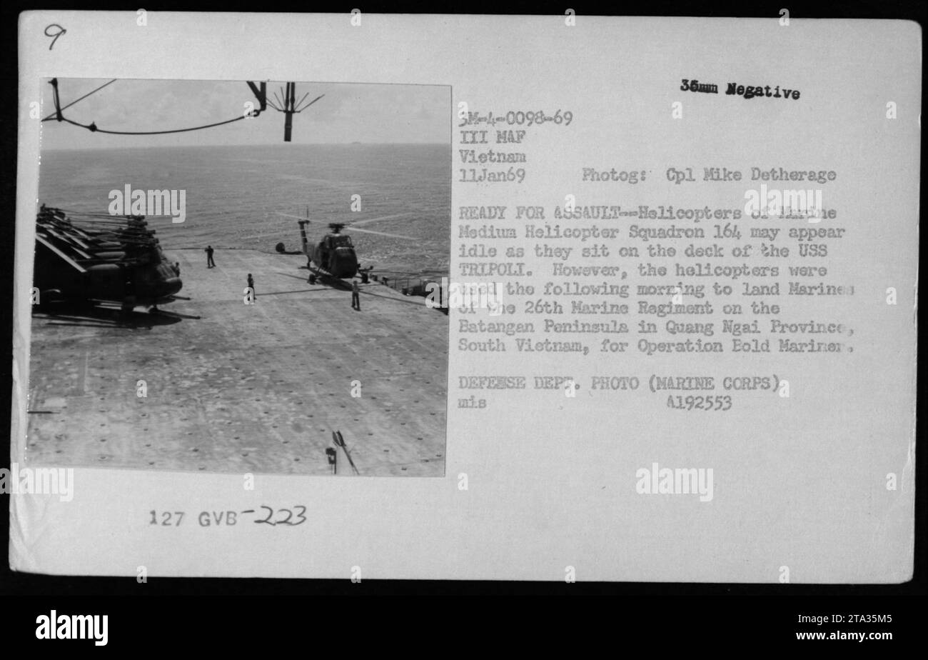 Elicotteri marini dello Squadron 164 a bordo della USS Tripoli che si preparano per una missione l'11 gennaio 1969. Questi elicotteri sono stati utilizzati il giorno seguente per trasportare i Marines nella penisola di Batangan nella provincia di Quang Ngai, Vietnam del Sud come parte dell'operazione Eold Mariner. Fotografato dal comandante Mike Detherage. Foto del Dipartimento della difesa (corpo dei Marines) A192553. Foto Stock