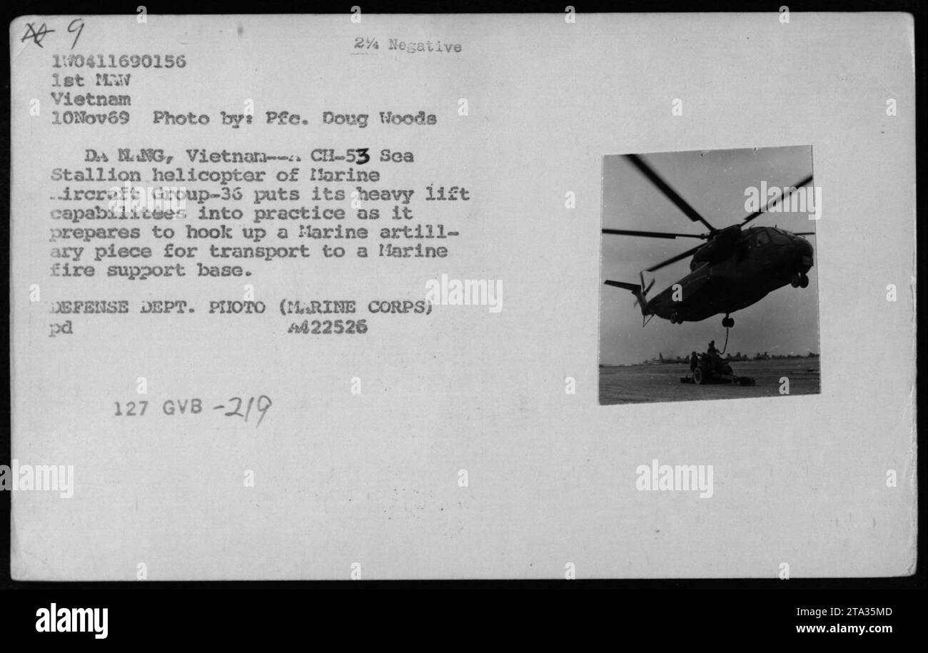 Un elicottero CH-53 Stallion dell'Ilorine Aircraft Group-36 viene mostrato mentre si prepara ad agganciare un pezzo di artiglieria marina per il trasporto a una base di supporto antincendio dei Marine il 10 novembre 1969. Questa foto mostra le capacità di sollevamento pesante dell'elicottero durante la guerra del Vietnam. Foto Stock