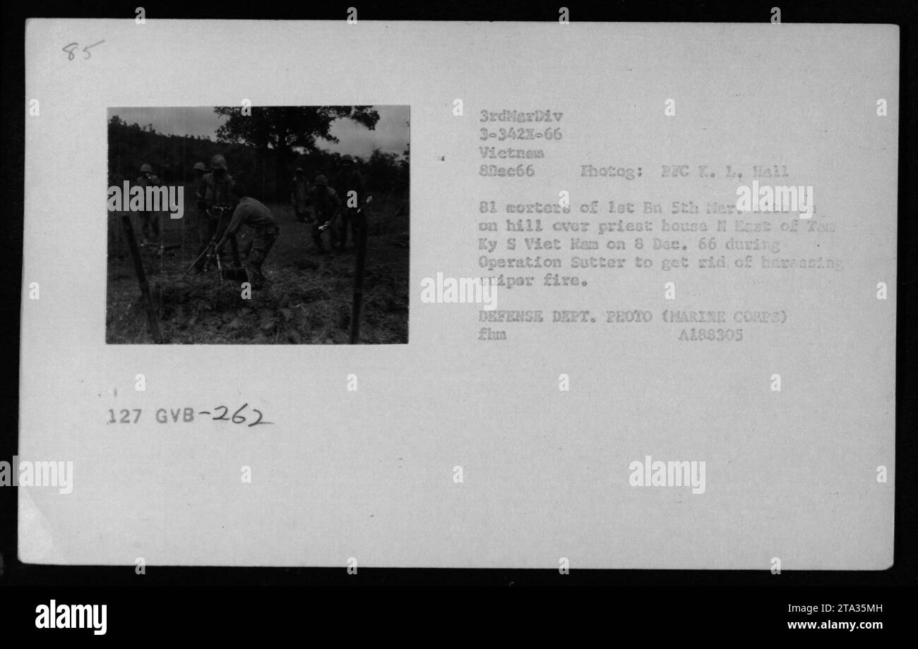 I Marines del 1st Battalion, 5th Regiment spararono mortai su una collina che domina la casa di un prete ad est di Tam Ky, Vietnam del Sud, l'8 dicembre 1966, durante l'operazione Sutter per sopprimere il fuoco dei cecchini. Fotografia di BFC K.L. Hall, Dipartimento della difesa, corpo dei Marines. Foto Stock