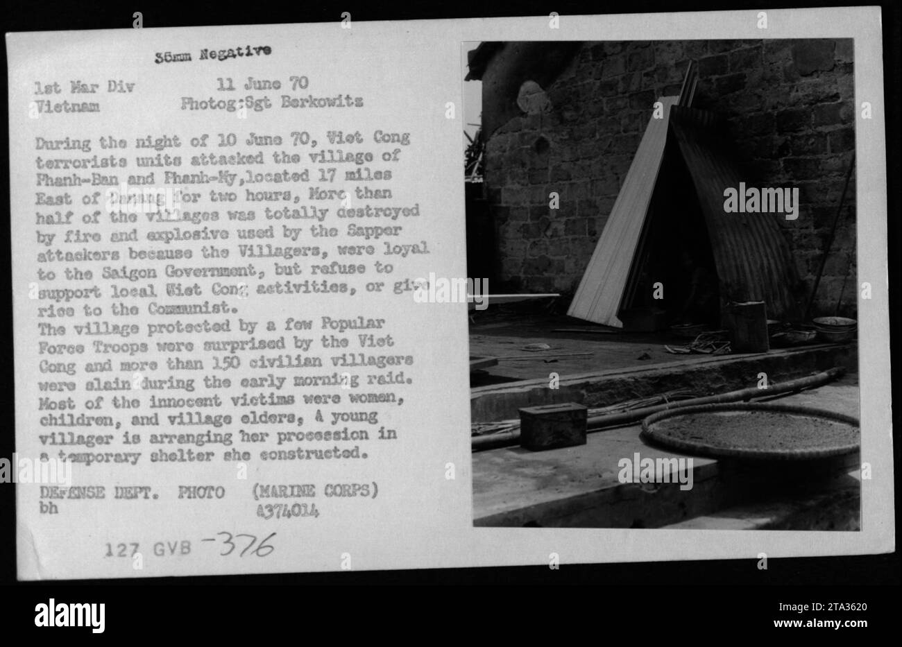 Didascalia: Durante le conseguenze dell'attacco dei Viet Cong al villaggio di Thanh Ban e Thanh My il 10 giugno 1970, un giovane villaggio costruisce un rifugio temporaneo mentre organizza i suoi effetti personali. Oltre 150 civili abitanti del villaggio, tra cui donne, bambini e anziani, persero la vita durante il devastante raid. Foto Stock