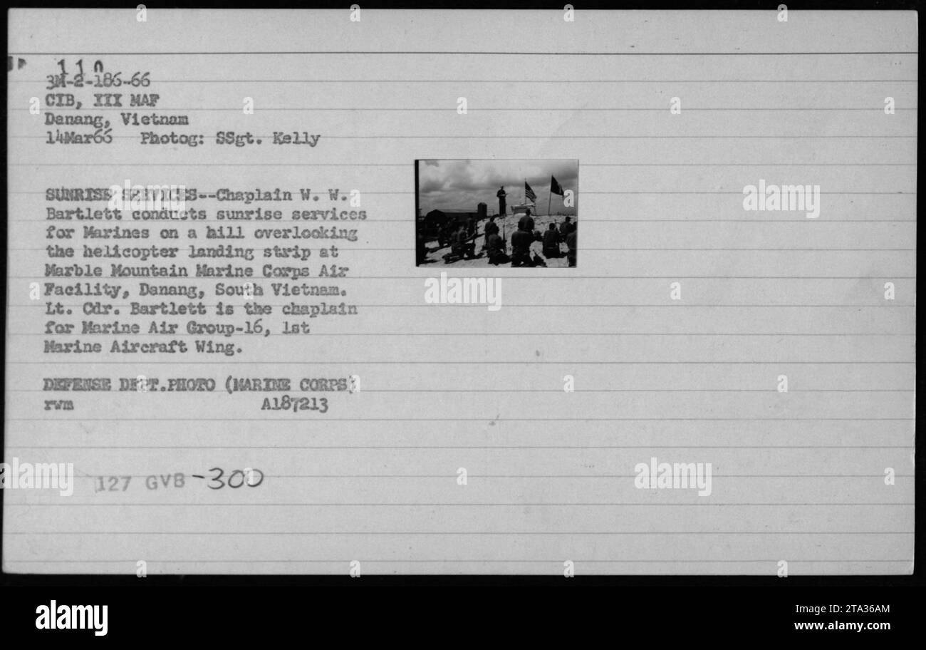 Il 14 marzo 1966, il cappellano W. W. W. Bartlett guidò i servizi all'alba per i Marines su una collina che domina la pista di atterraggio dell'elicottero presso Marble Mountain Marine Corps Air Facility, Danang, Vietnam del Sud. Ha servito il Marine Air Group-16, 1st Marine Aircraft Wing. Foto Stock