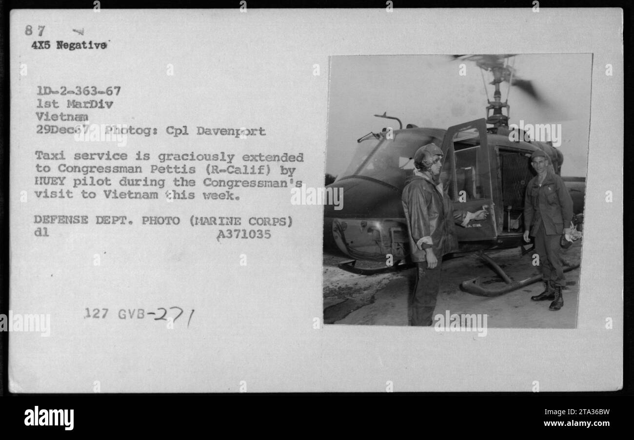 Gruppo di ufficiali e funzionari, tra cui Hubert Humphrey, il generale William Westmoreland e il senatore Harry F Byrd, in Vietnam nel 1967. Il deputato Pettis (R-Calif) viene visto offrire un servizio taxi da un pilota HUEY durante la sua visita. DIPARTIMENTO DIFESA FOTO (CORPO MARINO) AL A371035 127 GVB-27/ Foto Stock