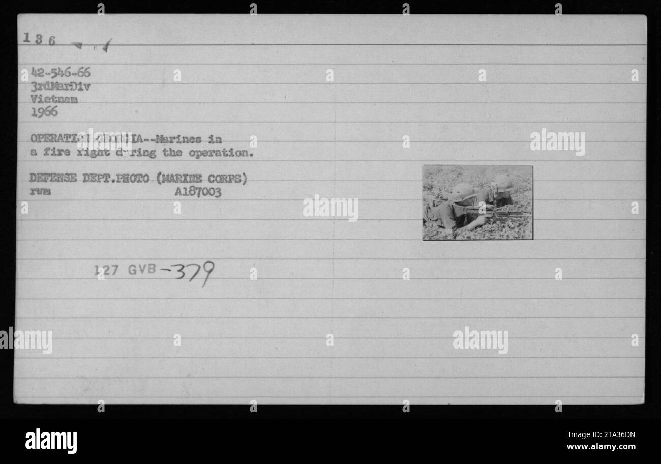 I Marines gestiscono un fucile senza rinculo da 106 mm durante uno scontro a fuoco nell'operazione Georgia, Vietnam, nel 1966, come parte delle operazioni della 3rd Marine Division. Foto Stock