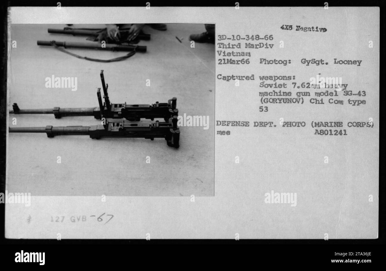 I Marines STATUNITENSI esaminano le armi catturate durante la guerra del Vietnam. Tra le armi c'è una mitragliatrice pesante sovietica da 7,62 mm modello SG-43 (GORYUNOV) e un fucile chi Com tipo 53. La foto è stata scattata il 21 marzo 1966 da GySgt. Looney del terzo MarDiv in Vietnam. (Foto del Dipartimento della difesa, corpo dei Marines, A801241) Foto Stock