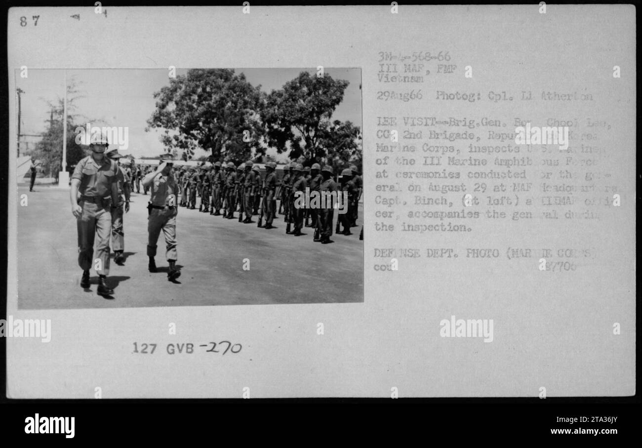 Brig. Il generale Bor chool Leo del corpo dei Marines della Repubblica di Corea ispeziona la III Marine Amphibious Force durante una visita al quartier generale dell'HAF il 29 agosto 1966. Il capitano Binch, un ufficiale cima, accompagna il generale durante l'ispezione. (Fotografo: CPL. Li Atherton, 29 agosto 1966)" Foto Stock