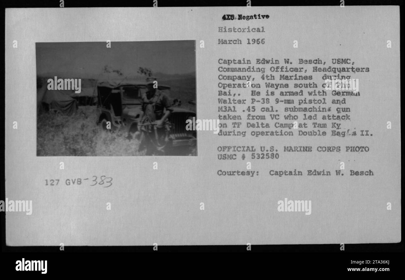 Nel marzo 1966, il capitano Edwin W. Besch, USMC, fu fotografato durante l'operazione Wayne vicino a Phu Bai. Trasportava una pistola P-38 tedesca catturata e una mitragliatrice M3A1 presa da un VC che attaccò il TF Delta Camp a Tam Ky durante l'operazione Double Eagle II Foto Stock