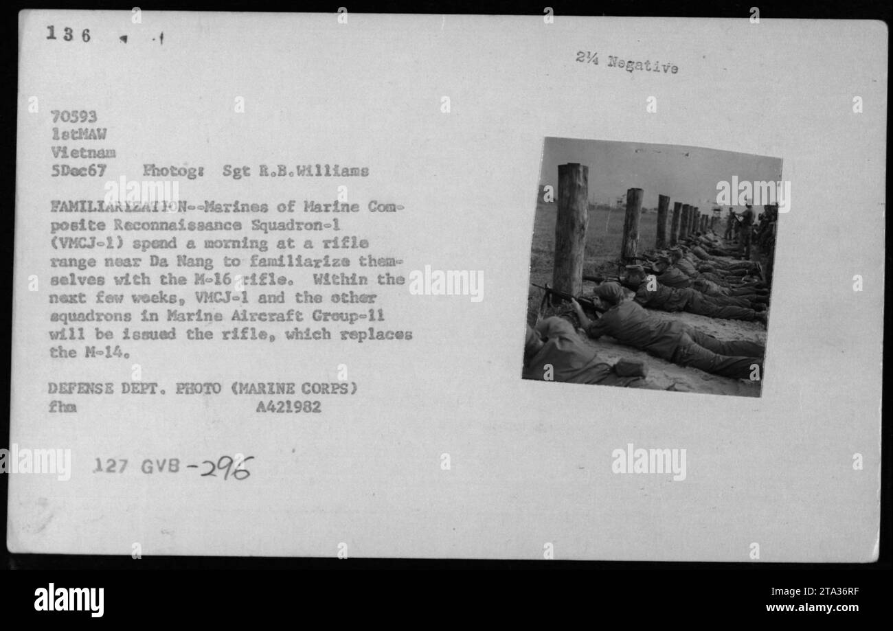 Il 5 dicembre 1967, i VMCJ-1 Marines in un raggio di tiro vicino a da Nang familiarizzano con il fucile M-16, sostituendo l'M-14. Foto Stock