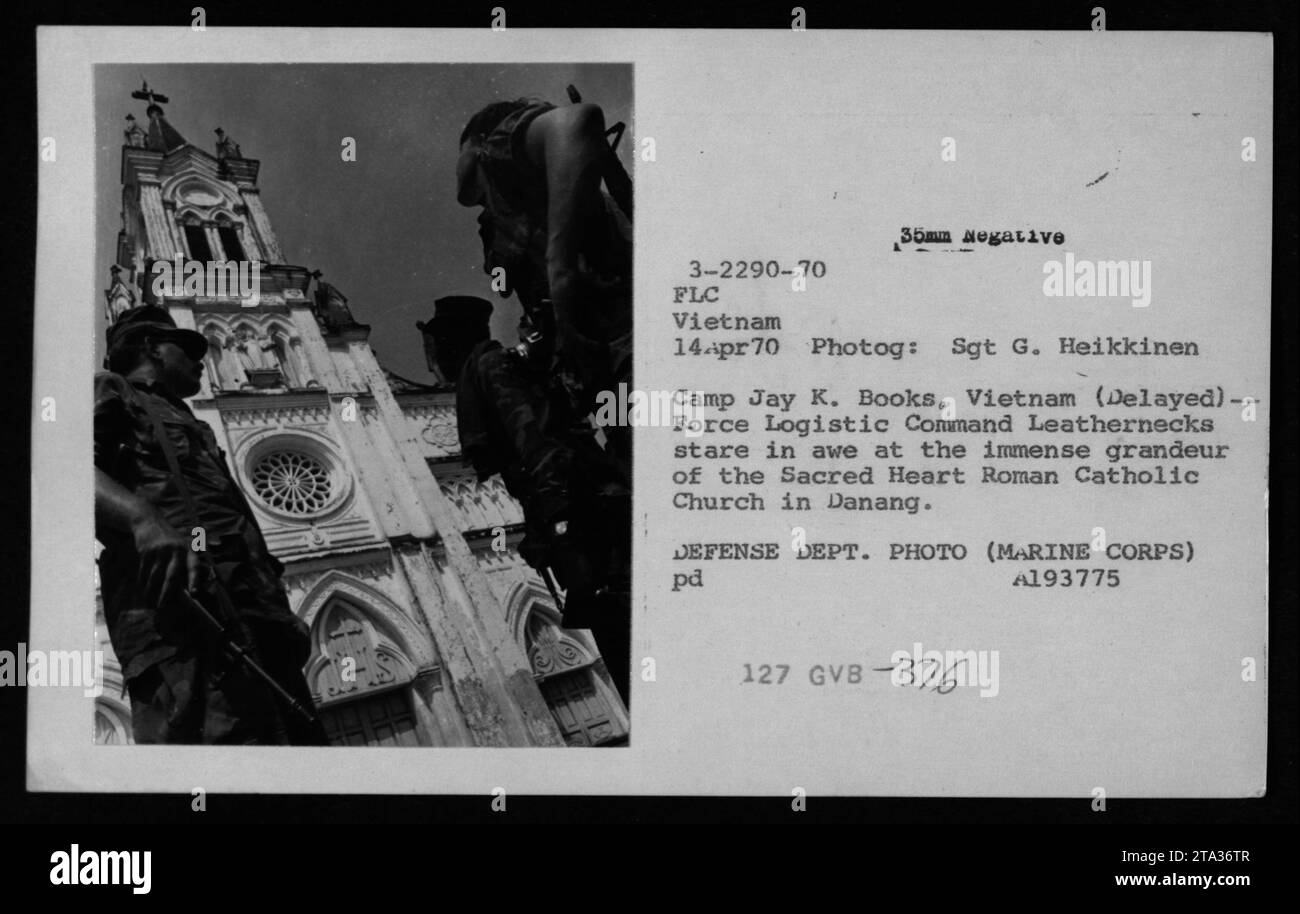 I soldati dei Marine Corps a Camp Jay K. Books, Vietnam, osservano la Chiesa cattolica romana del Sacro cuore a Danang il 14 aprile 1970, riflettendo un momento di ammirazione e apprezzamento culturale. Foto del Dipartimento della difesa. Foto Stock