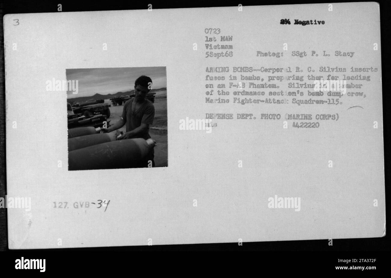 Il caporale R. C. Silvius del Marine Fighter-Attack Squadron-115 inserisce dei fusibili nelle bombe nella sezione ordigni per il caricamento su un F-4B Phantom in Vietnam il 5 settembre 1968. La fotografia è stata scattata da SSgt P. L. Stacy per il Dipartimento della difesa. Foto Stock
